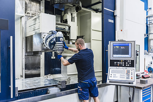 csm_Arbeit_an_einer_Maschine_in_einer_Industriefabrik_094f140a10